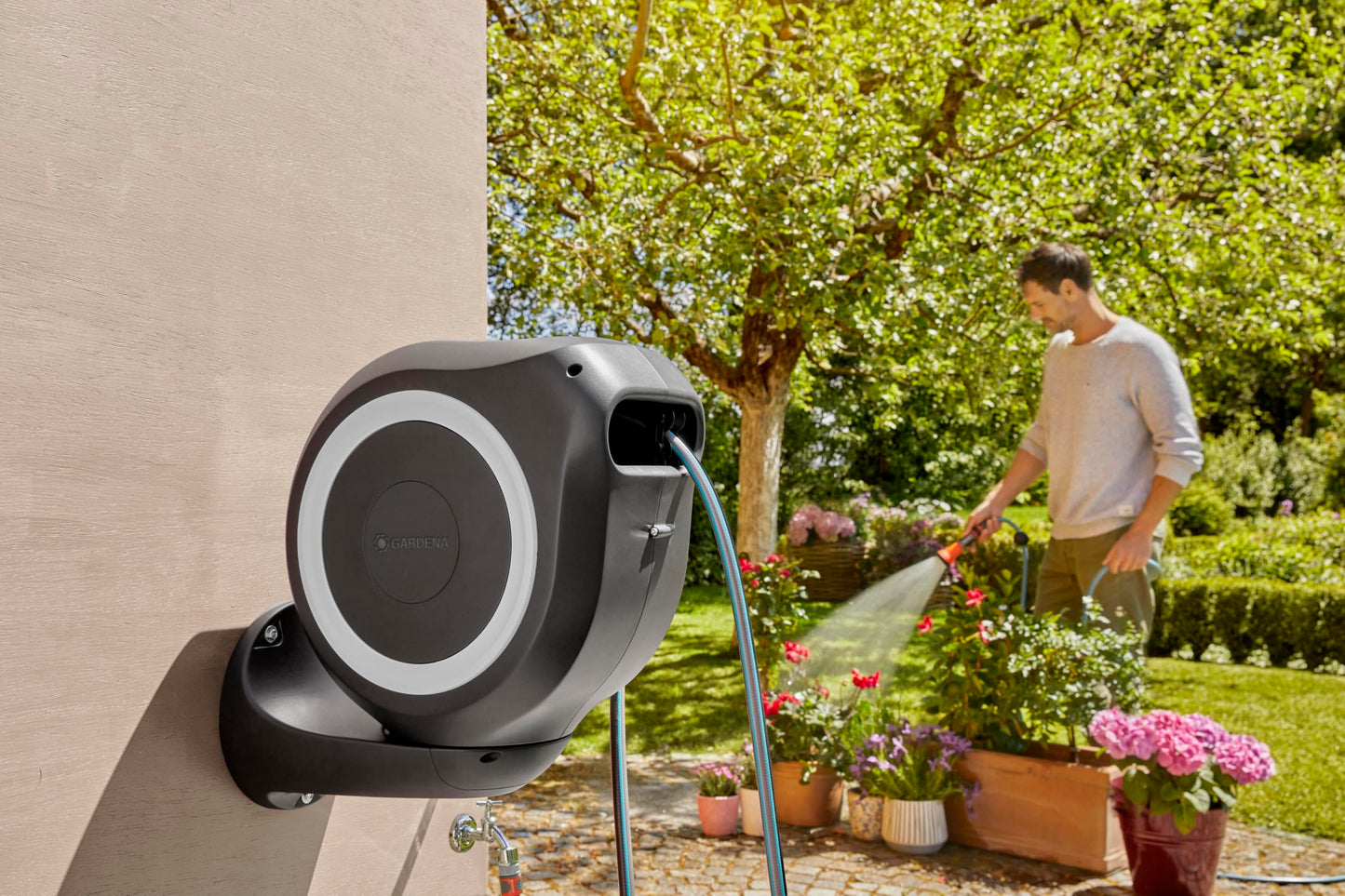 Gardena Wall-Mounted Hose Box RollUp M 20 m: Flexible irrigation for medium-sized gardens, pivoting hose reel, with wall bracket, system components and sprayer including 20 m Gardena hose (18612-20)