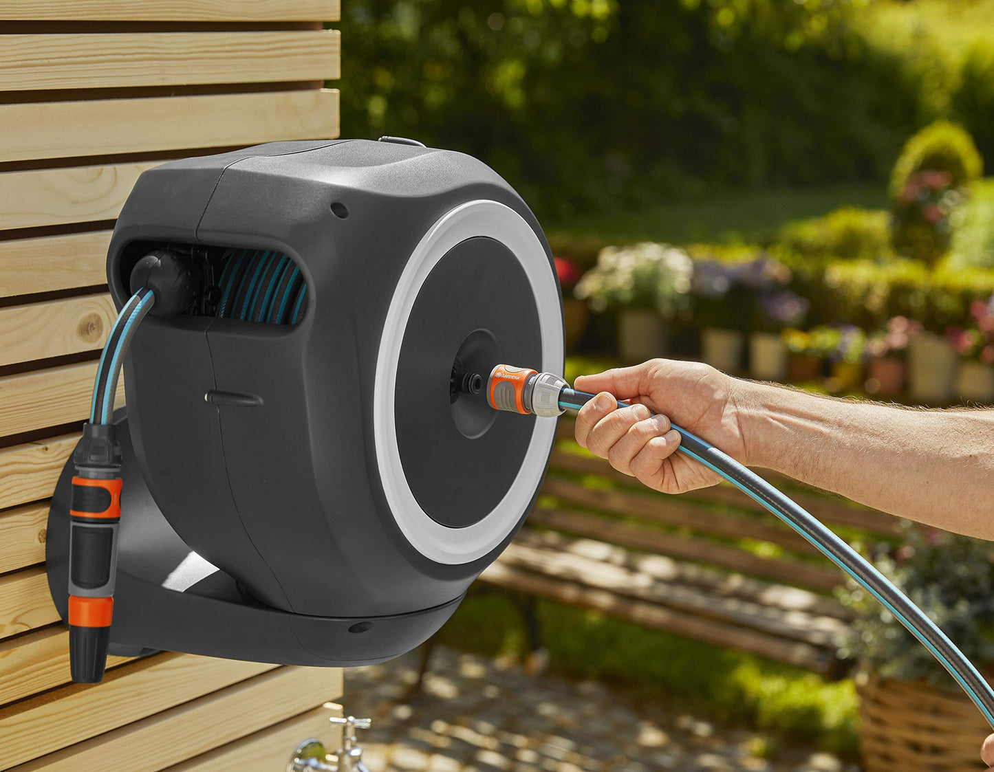Gardena Wall-Mounted Hose Box RollUp M 20 m: Flexible irrigation for medium-sized gardens, pivoting hose reel, with wall bracket, system components and sprayer including 20 m Gardena hose (18612-20)